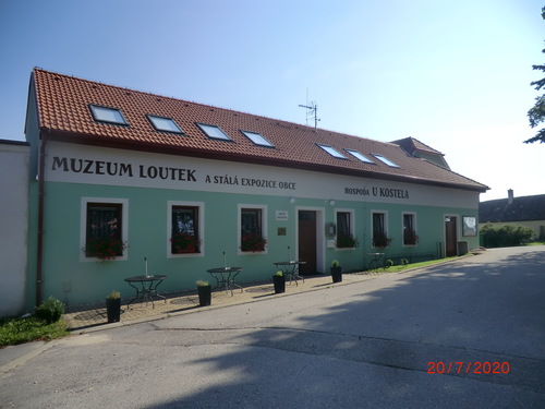 Muzeum Loutek a stálá expozice vedle hospody U Kostela